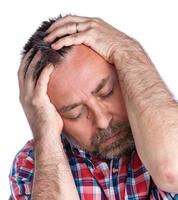 homem de meia idade sofrendo de dor de cabeça