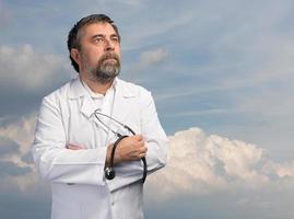 médico em um jaleco branco foto