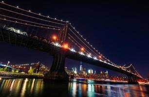 ponte de manhattan à noite foto