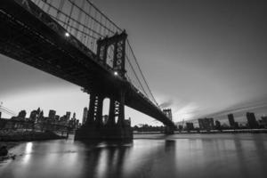 ponte de manhattan à noite foto