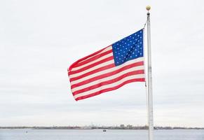 bandeira americana no ponto ventoso foto