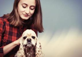 menina com cachorro foto