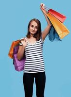 jovem feliz com sacolas de compras foto