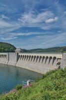 barragem entre o reservatório listertalsperre e o reservatório biggesee, sauerland, alemanha foto