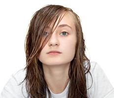 retrato de jovem com cabelo molhado foto