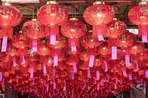 lanterna chinesa asiática com cartão pendurado no templo do teto na celebração do ano novo foto