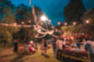 grupo de amigos com festa de piquenique de churrasco e fogueira iluminada no quintal foto