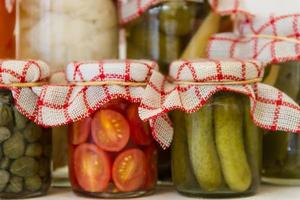 variedade de frascos com picles de vegetais orgânicos foto