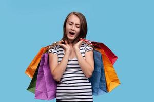 jovem feliz com sacolas de compras foto