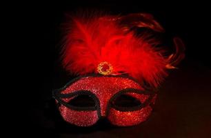 máscara de símbolo de carnaval na cor vermelha dourada com penas foto
