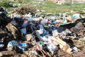 aterro com dejetos humanos que contaminam o meio ambiente foto