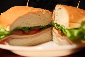 detalhe do sanduíche de presunto queijo alface e tomate foto