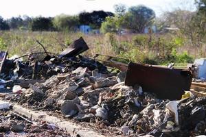 aterro com dejetos humanos que contaminam o meio ambiente foto