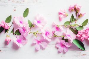 lindas flores cor de rosa em fundo branco de madeira, conceito de dia dos namorados com espaço de cópia foto