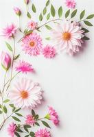 lindas flores cor de rosa em fundo branco de madeira, conceito de dia dos namorados com espaço de cópia foto