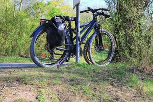 duas bicicletas estacionadas em uma estrada rural foto