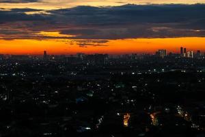 o horizonte é um lindo pôr do sol com uma cor laranja no céu que está escurecendo foto