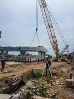 jacarta, indonésia em dezembro de 2022. duas equipes de agrimensores estão trabalhando em um projeto de construção foto