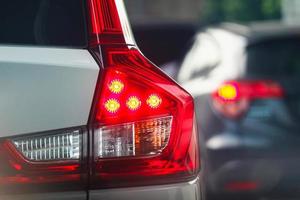 feche a foto de uma lâmpada traseira do carro que ficou presa em um engarrafamento