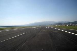 vista da pista do terminal do aeroporto de gênova foto