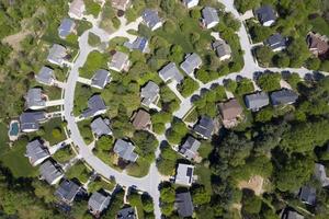 bairro americano de classe média alta com rua curva em maryland foto