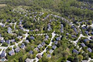 bairro americano de classe média alta com rua curva em maryland foto