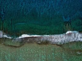 vista aérea das ondas no recife das ilhas cook da polinésia foto