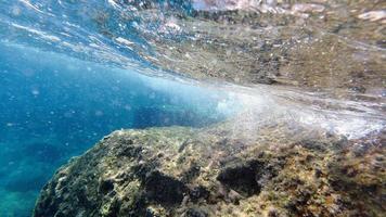 vista subaquática da água cristalina da sardenha durante o mergulho foto