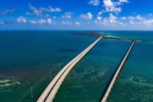 Key West Island Florida Highway e pontes sobre a vista aérea do mar foto