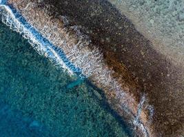 vista aérea das ondas no recife das ilhas cook da polinésia foto