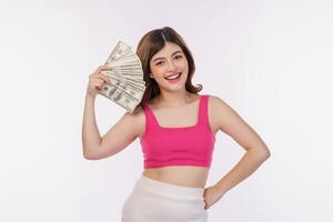 retrato de uma jovem excitada segurando um monte de notas de dólares isoladas sobre fundo branco foto