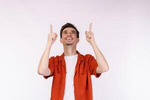 retrato de jovem apontando dedos no espaço da cópia isolado no fundo branco do estúdio foto