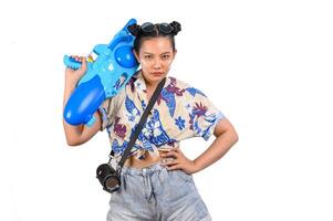 retrato bonito mulher no festival songkran com pistola de água foto