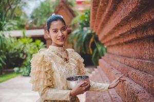 retrato mulher bonita no festival songkran com traje tradicional tailandês foto