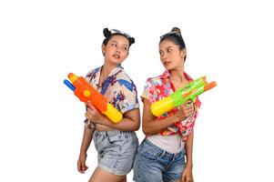 retrato duas mulheres no festival songkran com pistola de água foto