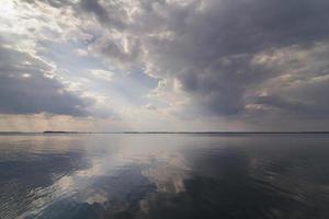 nuvens refletindo na superfície da água paisagem photo foto