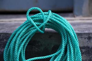 close-up de uma corda verde no convés de um barco. foto