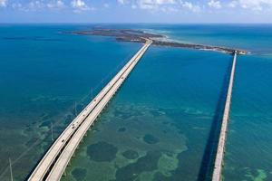Key West Island Florida Highway e pontes sobre a vista aérea do mar foto