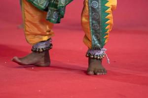 detalhe do pé de dança tradicional da índia foto