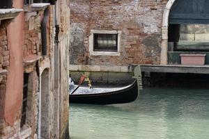 ponte de veneza e reflexos do canal foto