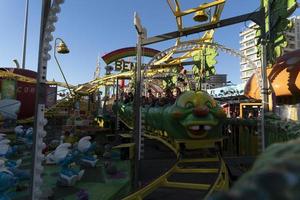 Gênova, Itália - 9 de dezembro de 2018 - a tradicional feira de diversões do parque luna de natal é aberta foto