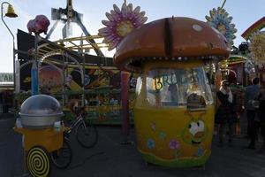 Gênova, Itália - 9 de dezembro de 2018 - a tradicional feira de diversões do parque luna de natal é aberta foto