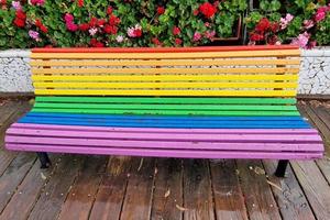 banco da bandeira do arco-íris depois da chuva em valência foto