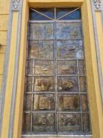 cabella ligure igreja velha piemonte porta de bronze baixo relevo foto