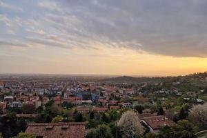 cidade medieval de bergamo ao pôr do sol foto