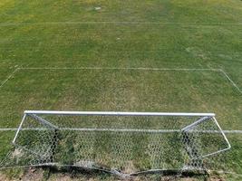 campo de futebol do país grama verde com flores amarelas foto