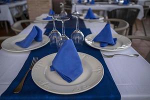mesa carregada azul e branca foto