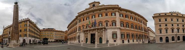 Roma, Itália - 8 de junho de 2018 - Montecitorio Palace Place e vista para o obelisco foto