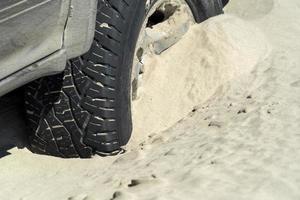 pneu de carro arquivado na areia foto