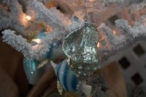 casca de árvore de natal e vida marinha à venda em uma loja foto